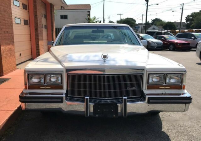1986 Cadillac Fleetwood Brougham D'elegance - photo 3