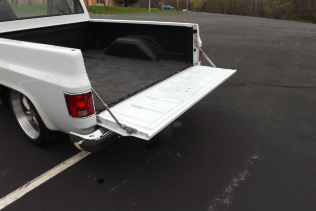 1986 Chevrolet C-10 Custom Standard Cab Pickup 2-Door - photo 7
