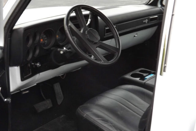 1986 Chevrolet C-10 Custom Standard Cab Pickup 2-Door - photo 9