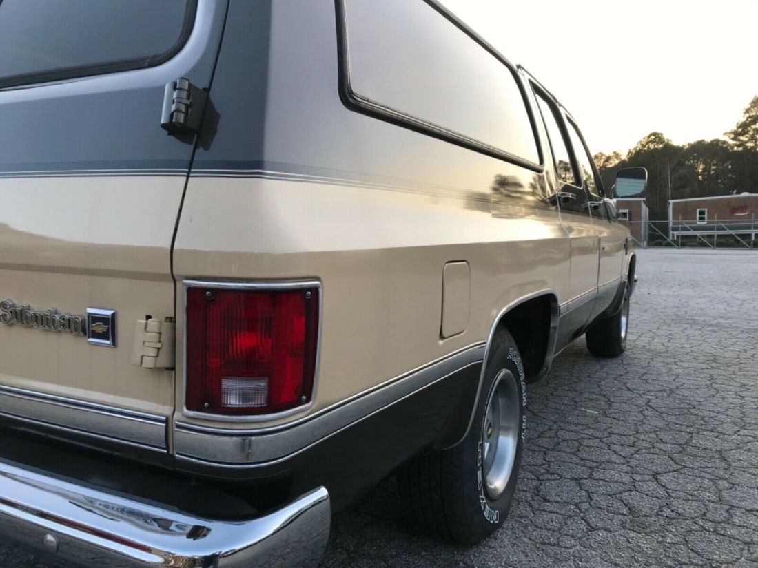 1986 Chevrolet Suburban - photo 12