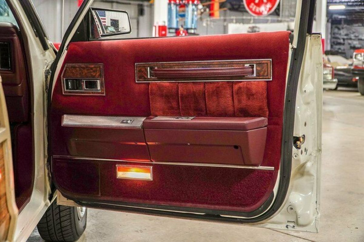 1986 Chrysler LeBaron Town & Country Wagon - photo 12