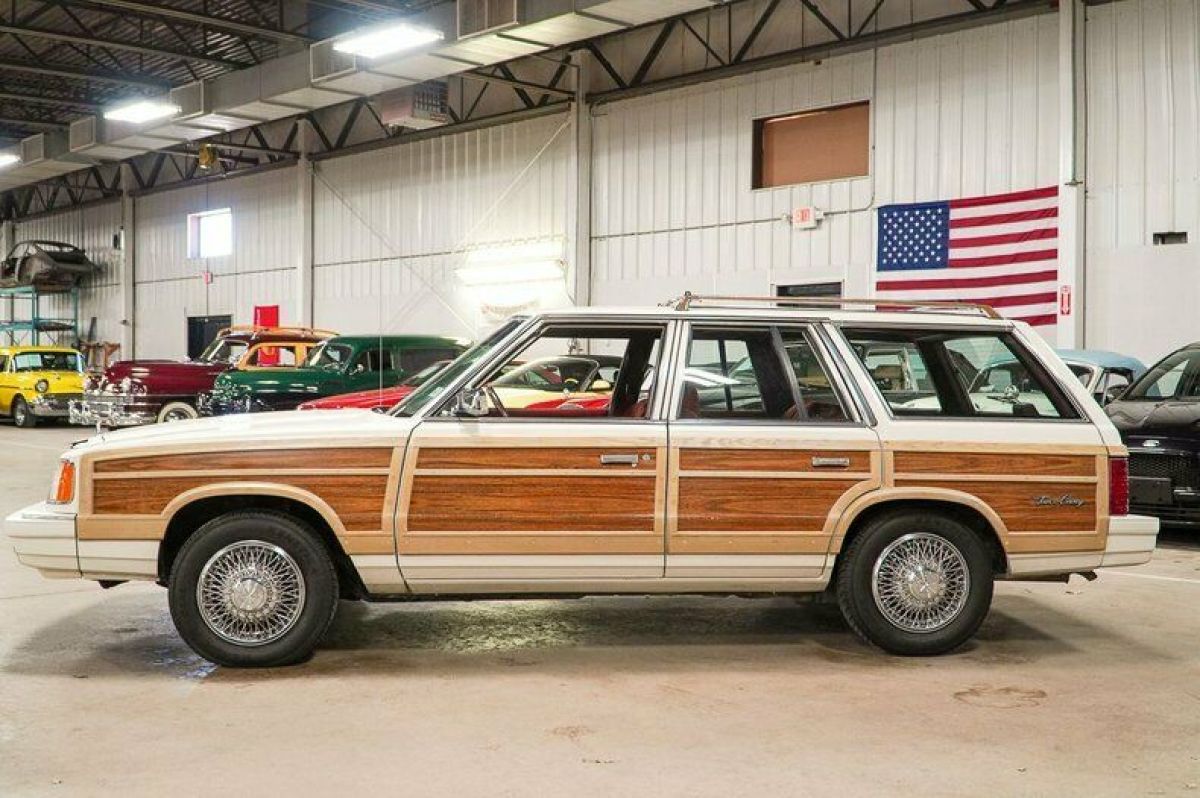 1986 Chrysler LeBaron Town & Country Wagon - photo 2