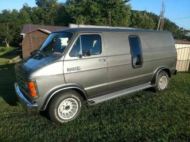 1986 Dodge Ram Van - photo 2