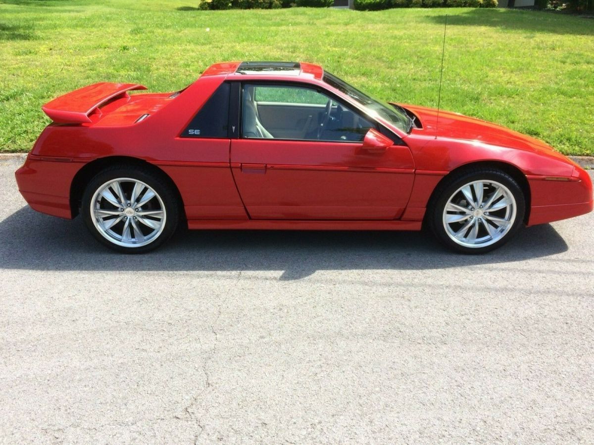 1986 Pontiac Fiero SE - photo 2