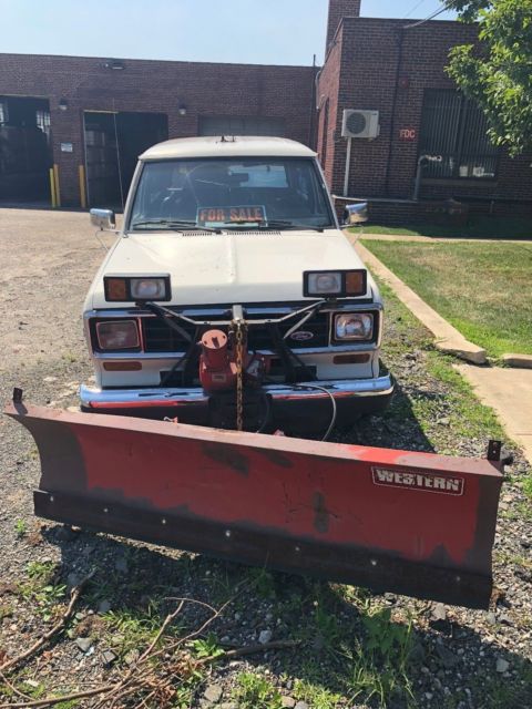 1986 Ford Bronco II with a Western 6' 6" 61300 Plow *Does Not Run* 1986 Ford Bronco II