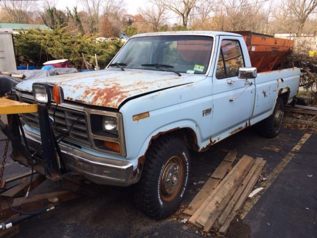 1986 Ford F-250 pick up truck with plow and spreader 1986 Ford F-250
