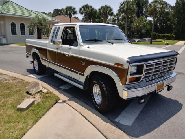 1986 Ford F150XLT Lariat 4x2 V8 454 1986 Ford F-150 2-tone an chrome package