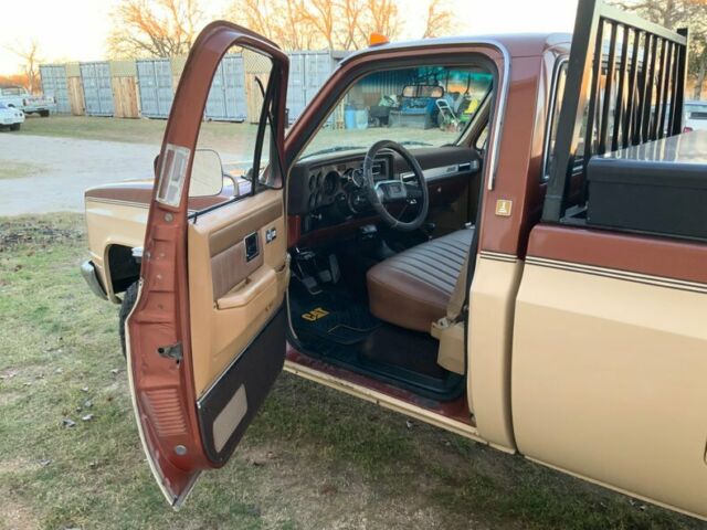 1986 GMC 3500 4x4 Dually, 4-Speed, A/C, New Leather, Gear Vendor - photo 3