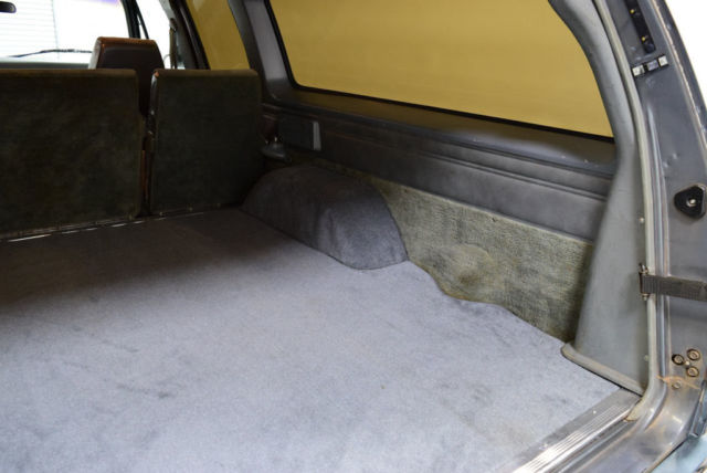 1986 GMC Suburban FRESH PAINT, 350, AUTO, 20" RIDDLER WHEELS, AC, NE - photo 11