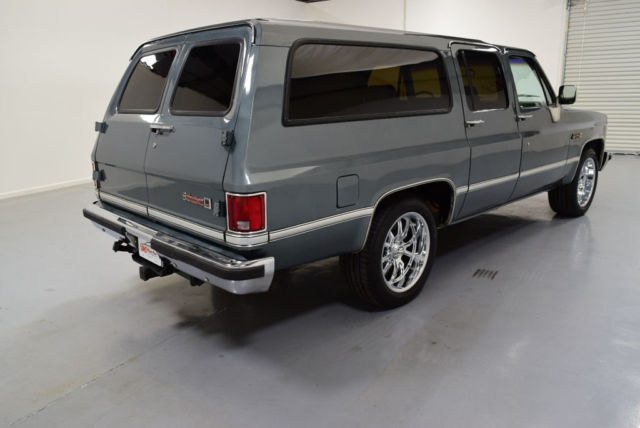 1986 GMC Suburban FRESH PAINT, 350, AUTO, 20" RIDDLER WHEELS, AC, NE - photo 3