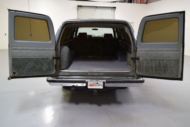 1986 GMC Suburban FRESH PAINT, 350, AUTO, 20" RIDDLER WHEELS, AC, NE - photo 5