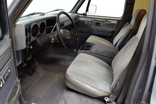 1986 GMC Suburban FRESH PAINT, 350, AUTO, 20" RIDDLER WHEELS, AC, NE - photo 6