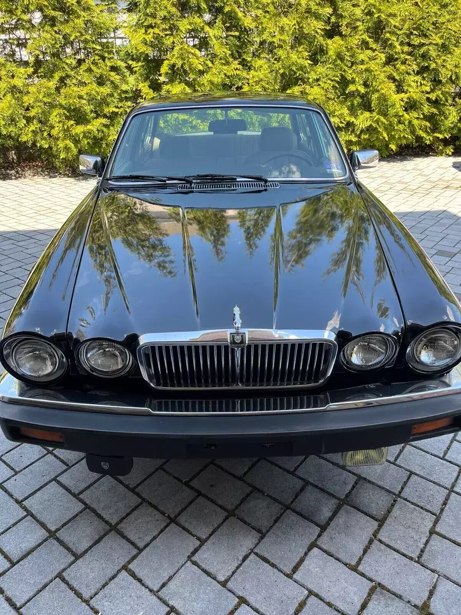1986 Jaguar XJ6 Black 1986 Jaguar XJ6
