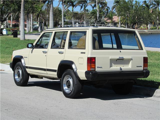 1986 Jeep Cherokee WAGONEER COMANCHE PIONEER 55K MILES CLEAN CARFAX! - photo 2