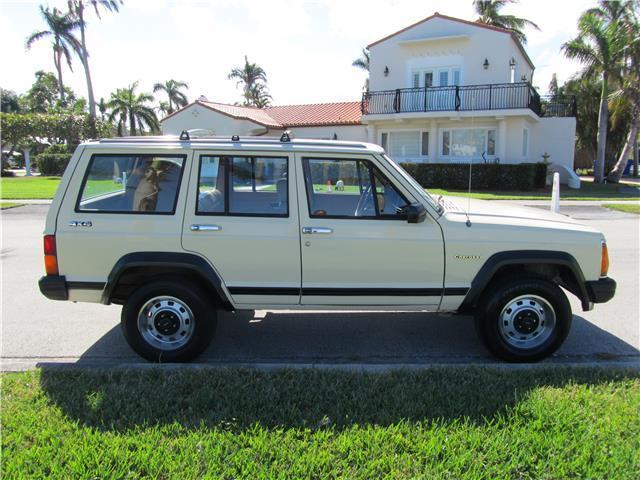 1986 Jeep Cherokee WAGONEER COMANCHE PIONEER 55K MILES CLEAN CARFAX! - photo 8