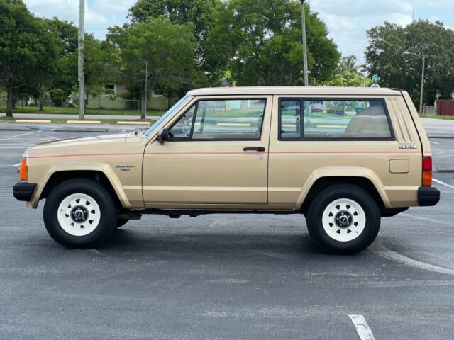 1986 jeep cherokee pioneer 2.8l V6 One owner beautiful survivor collector qualit 1986 Jeep Cherokee One owner low miles