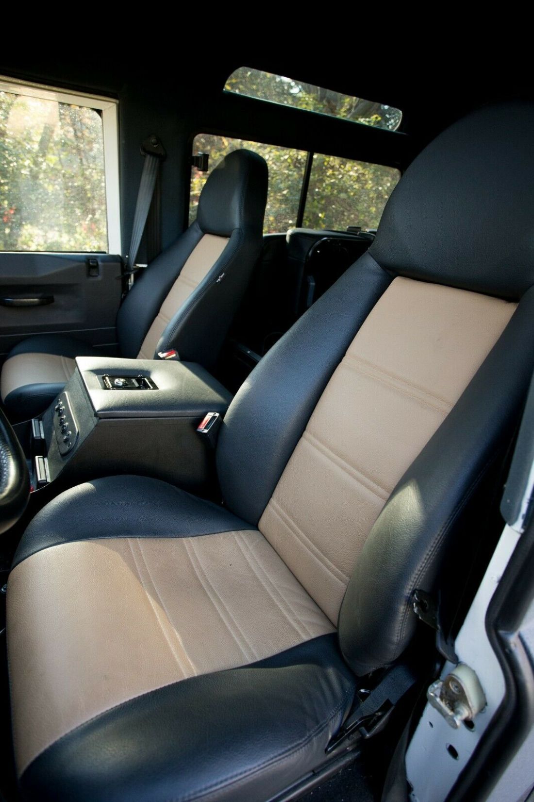 1900 Land Rover Defender - photo 5