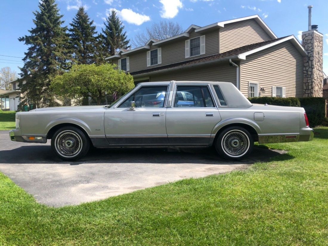 1986 Lincoln Town Car - photo 2