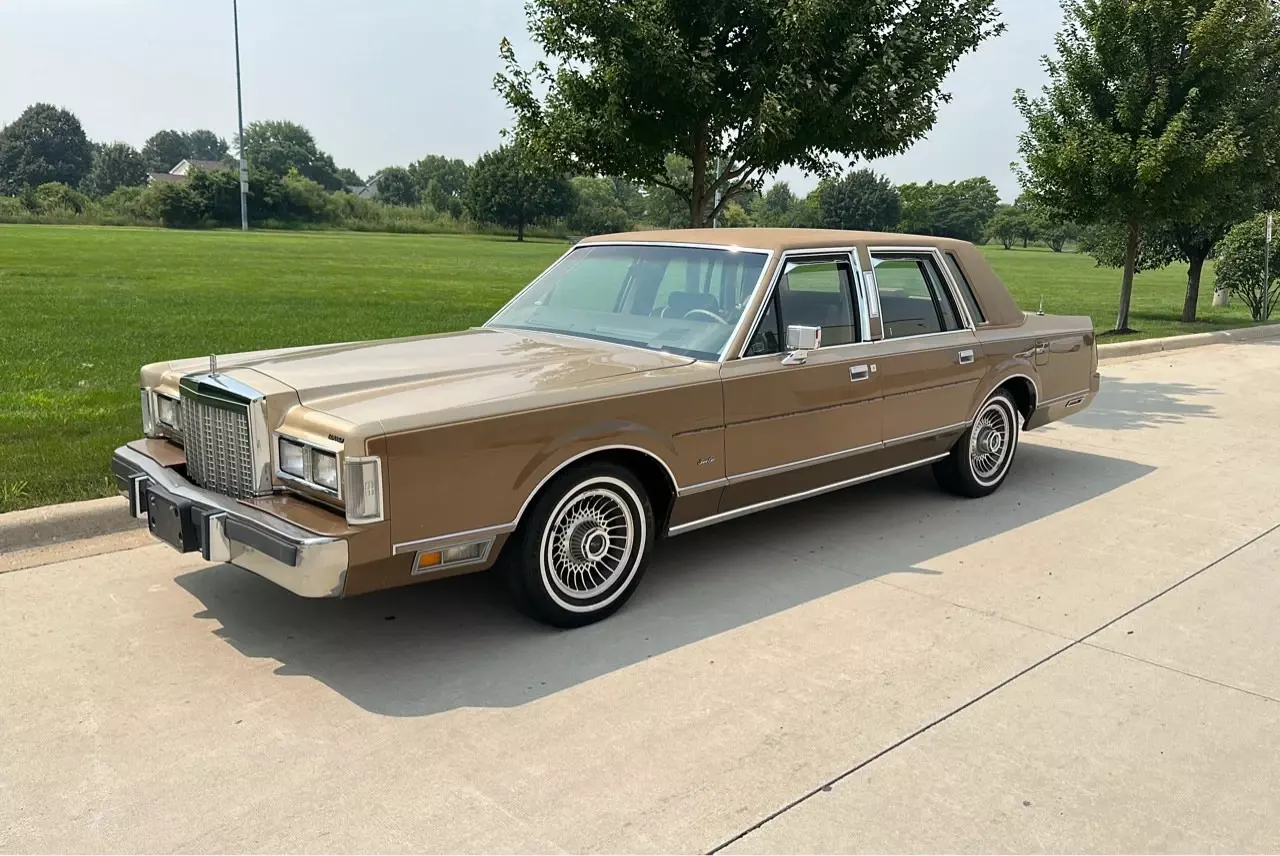 1986 Lincoln Town Car Sedan Brown Signature Series 1986 Lincoln Town Car Signature Series