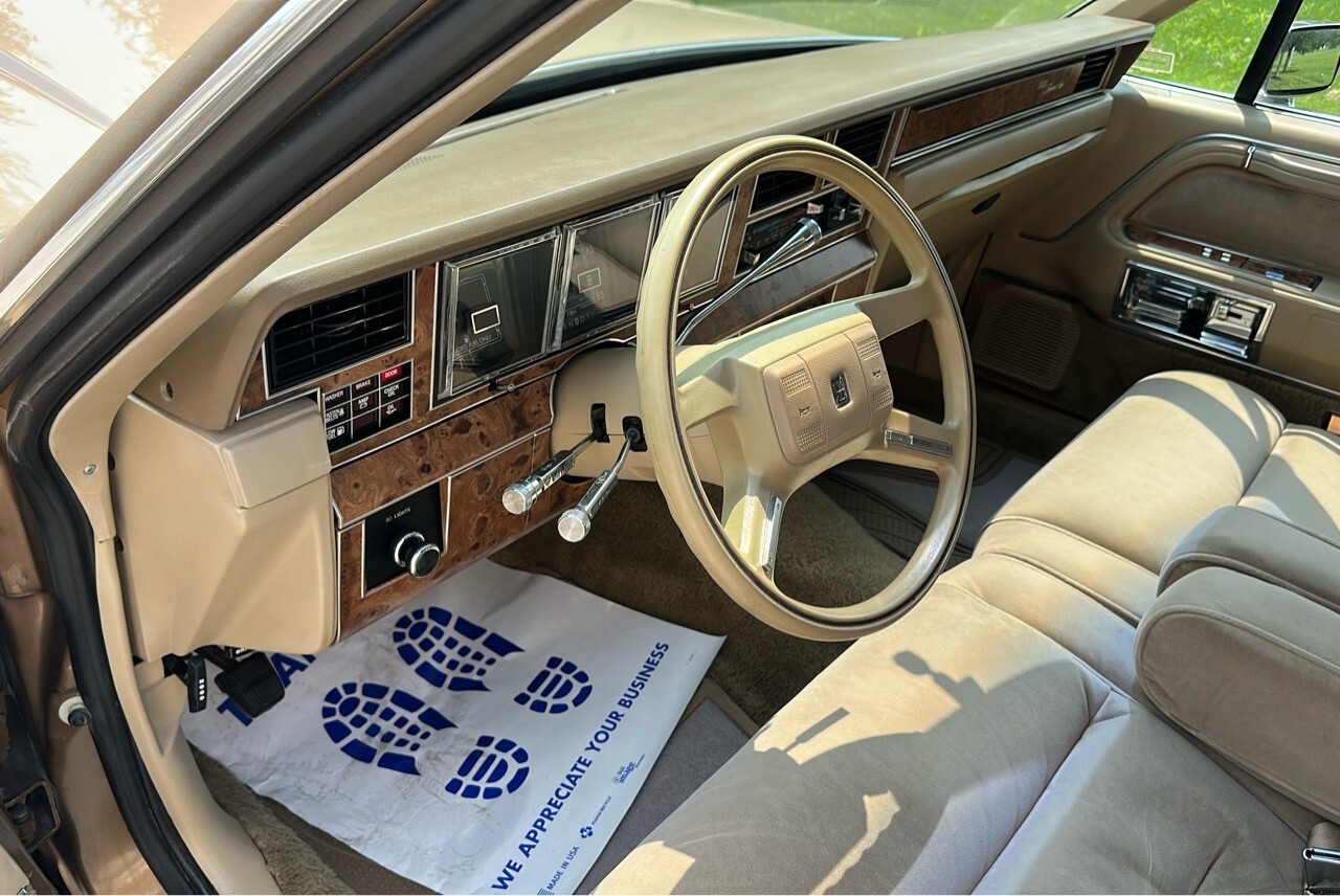 1986 Lincoln Town Car Signature Series - photo 13