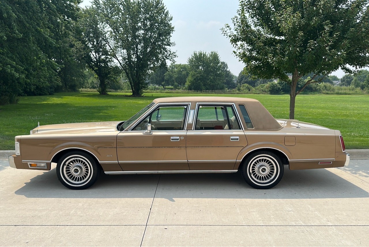 1986 Lincoln Town Car Signature Series - photo 2
