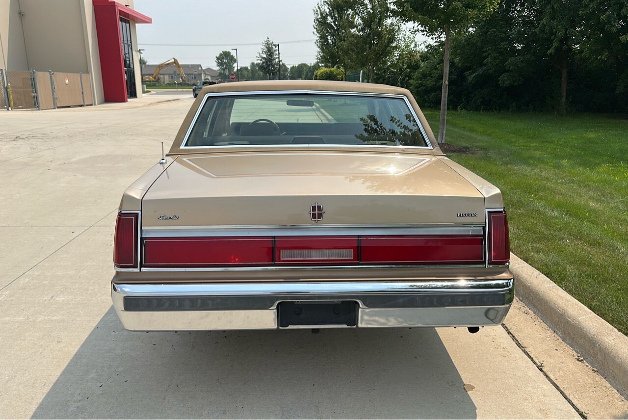 1986 Lincoln Town Car Signature Series - photo 4