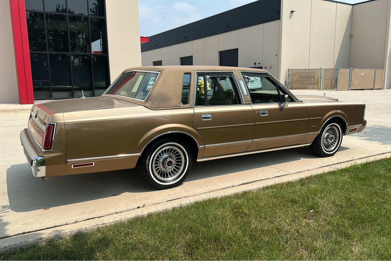 1986 Lincoln Town Car Signature Series - photo 5