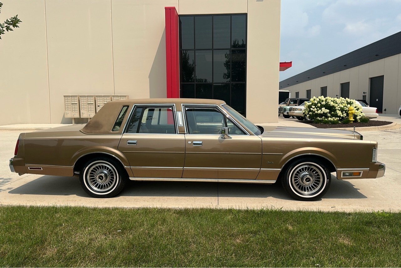 1986 Lincoln Town Car Signature Series - photo 6