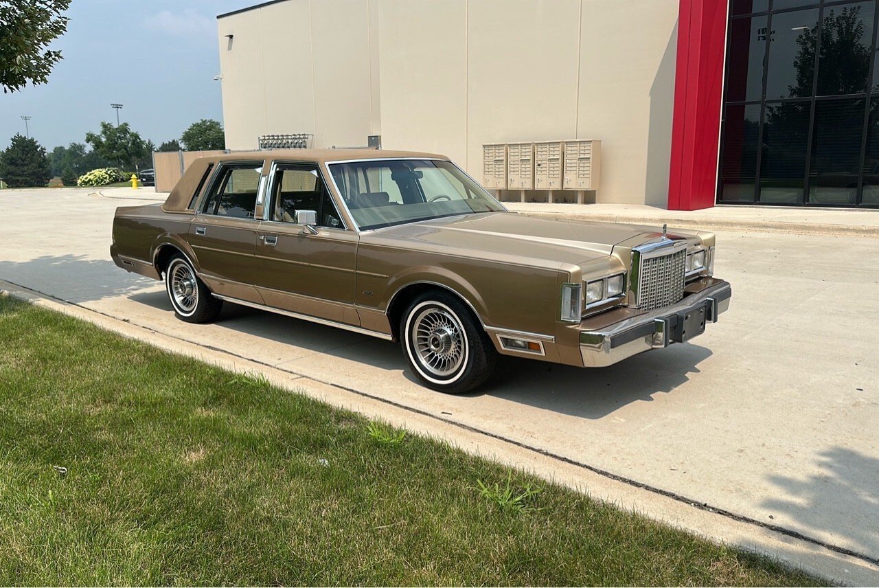 1986 Lincoln Town Car Signature Series - photo 7