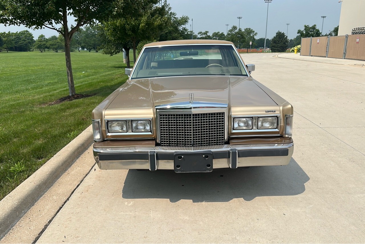 1986 Lincoln Town Car Signature Series - photo 8