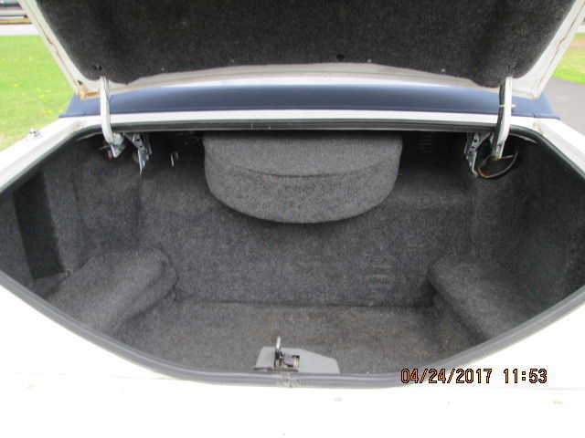 1986 Lincoln Town Car Signature Sedan 4-Door - photo 10