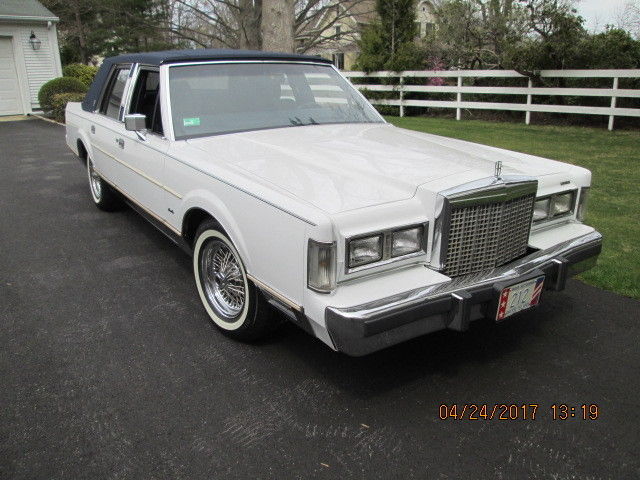 1986 Lincoln Town Car Signature Sedan 4-Door - photo 2
