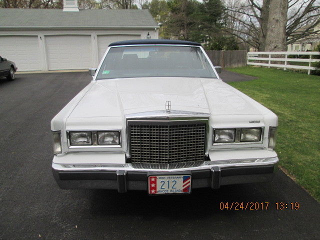 1986 Lincoln Town Car Signature Sedan 4-Door - photo 3