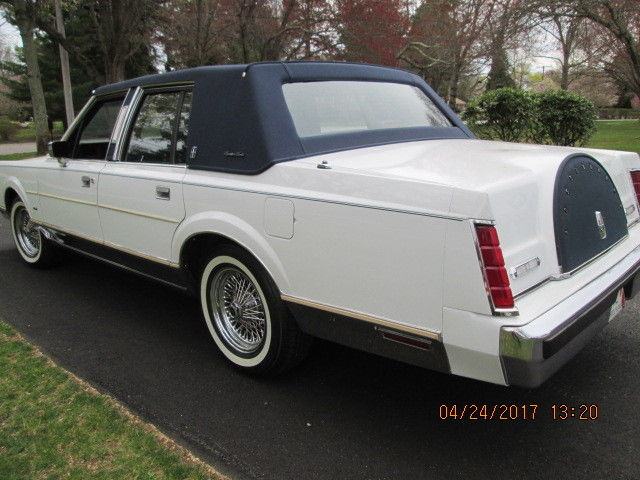 1986 Lincoln Town Car Signature Sedan 4-Door - photo 6