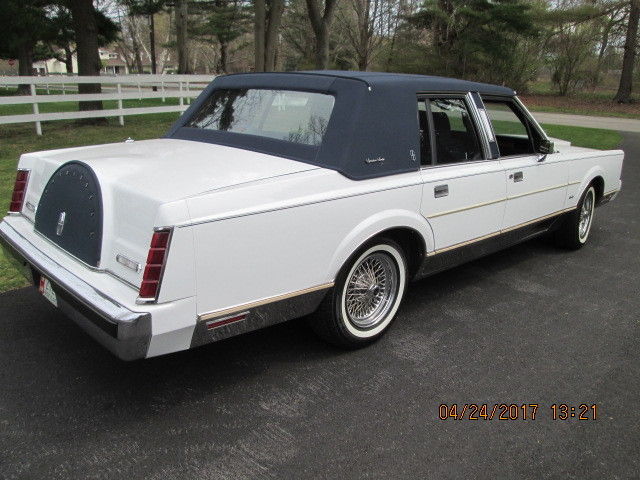 1986 Lincoln Town Car Signature Sedan 4-Door - photo 8