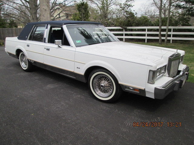 1986 Lincoln Town Car Signature Sedan 4-Door - photo 9
