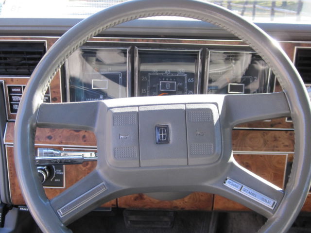 1986 Lincoln Town Car Signature Sedan 4-Door - photo 11