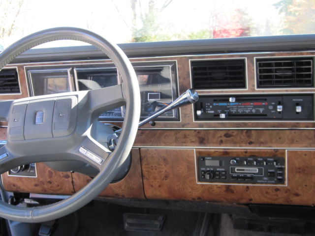 1986 Lincoln Town Car Signature Sedan 4-Door - photo 13