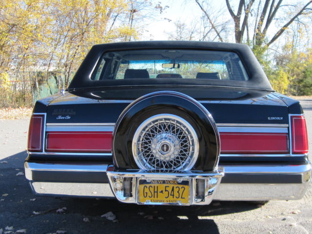 1986 Lincoln Town Car Signature Sedan 4-Door - photo 3