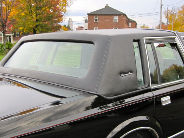 1986 Lincoln Town Car Signature Sedan 4-Door - photo 5