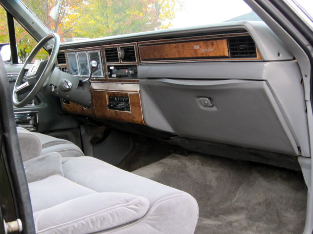 1986 Lincoln Town Car Signature Sedan 4-Door - photo 8
