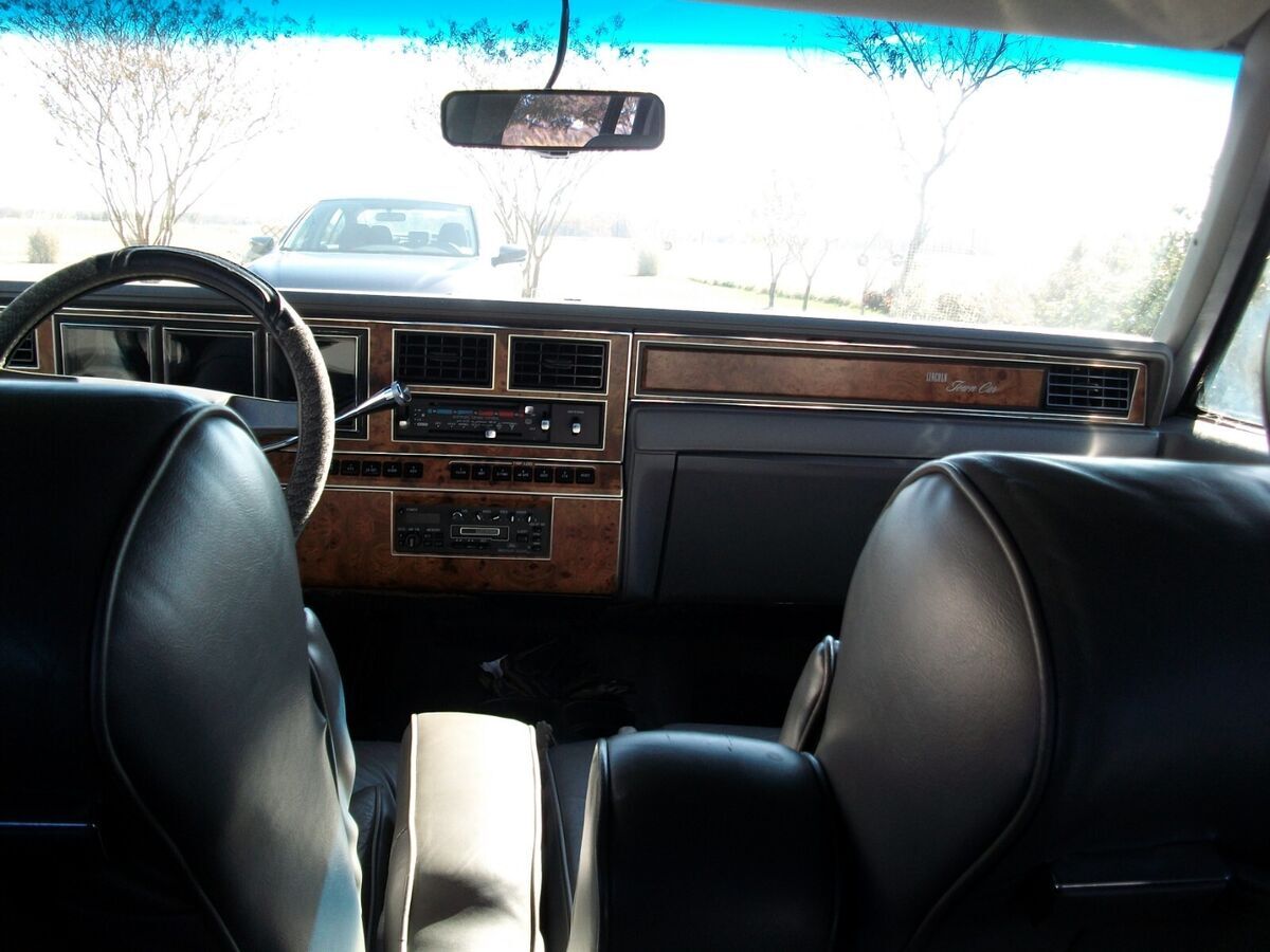 1986 Lincoln Town Car - photo 10