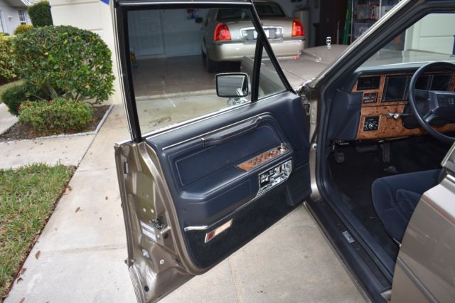 1986 Lincoln Town Car Signature Series - photo 11