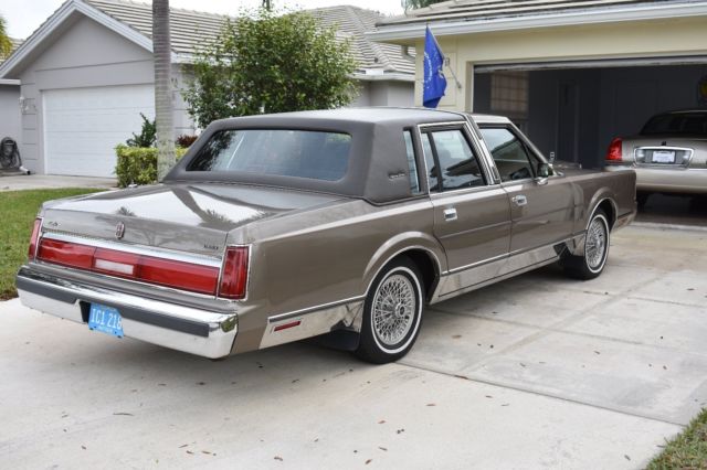 1986 Lincoln Town Car Signature Series - photo 4