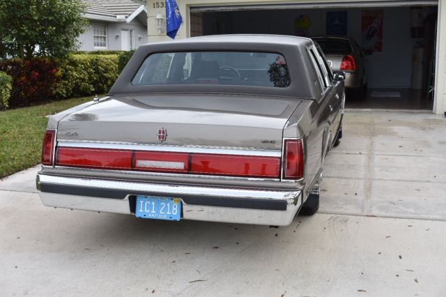 1986 Lincoln Town Car Signature Series - photo 5