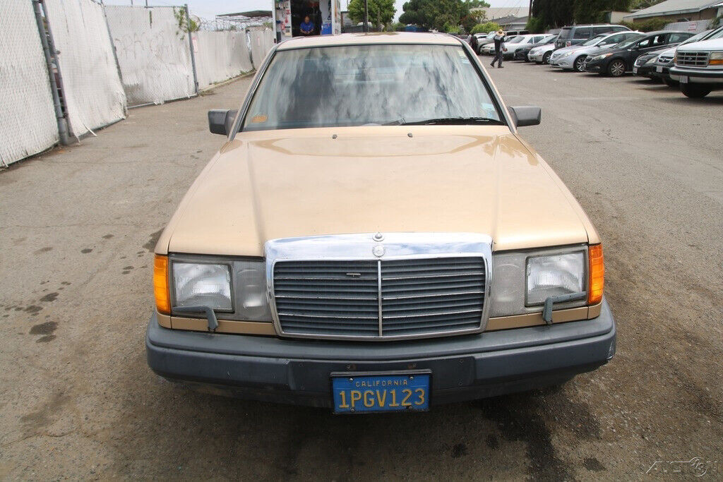 1986 Mercedes-Benz 300-Series 300 E - photo 9