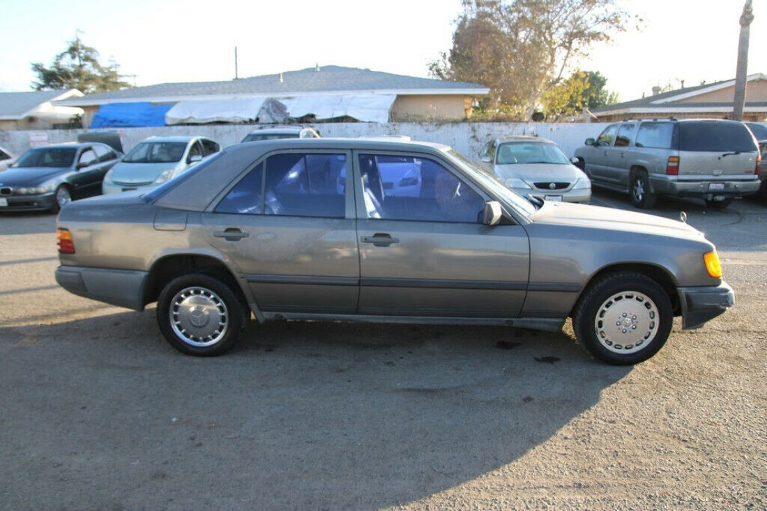 1986 Mercedes-Benz 300-Series 300 E - photo 4