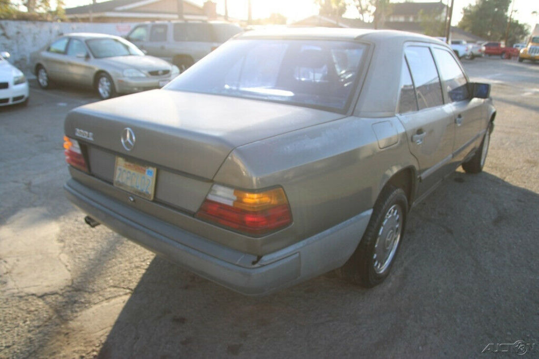 1986 Mercedes-Benz 300-Series 300 E - photo 5