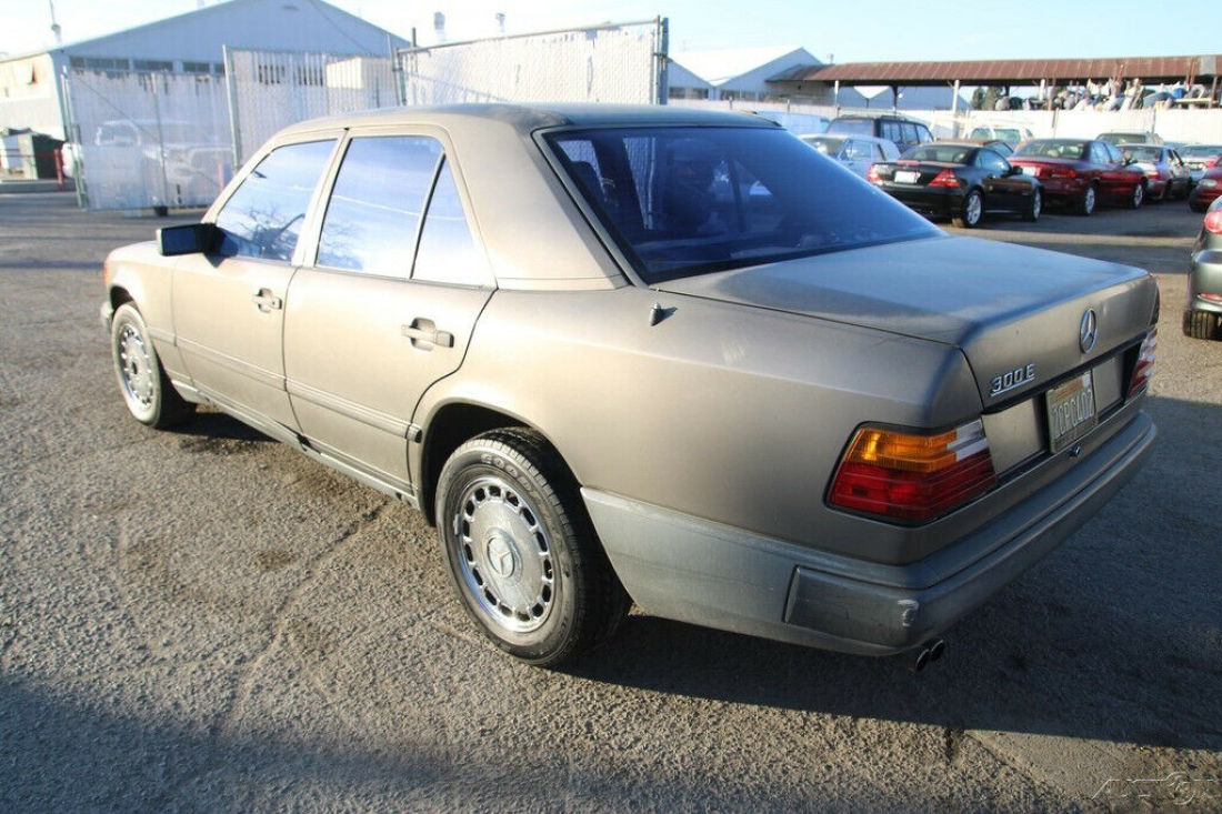1986 Mercedes-Benz 300-Series 300 E - photo 7