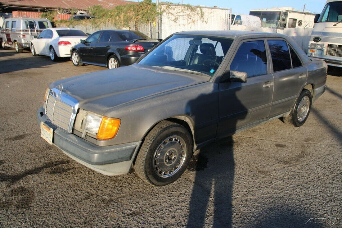 1986 Mercedes-Benz 300-Series 300 E - photo 9